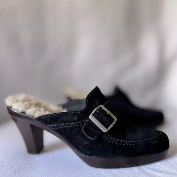 Ugg Size 7 Women’s Black Suede Shearling Heeled Clogs - Picture 16 of 16